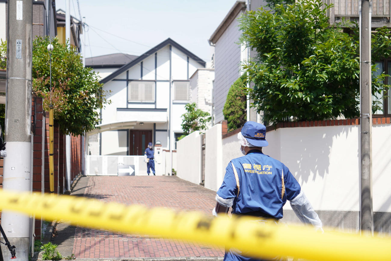 市川猿之助さんの自宅近くに集まる警察官（撮影・沢田直人）