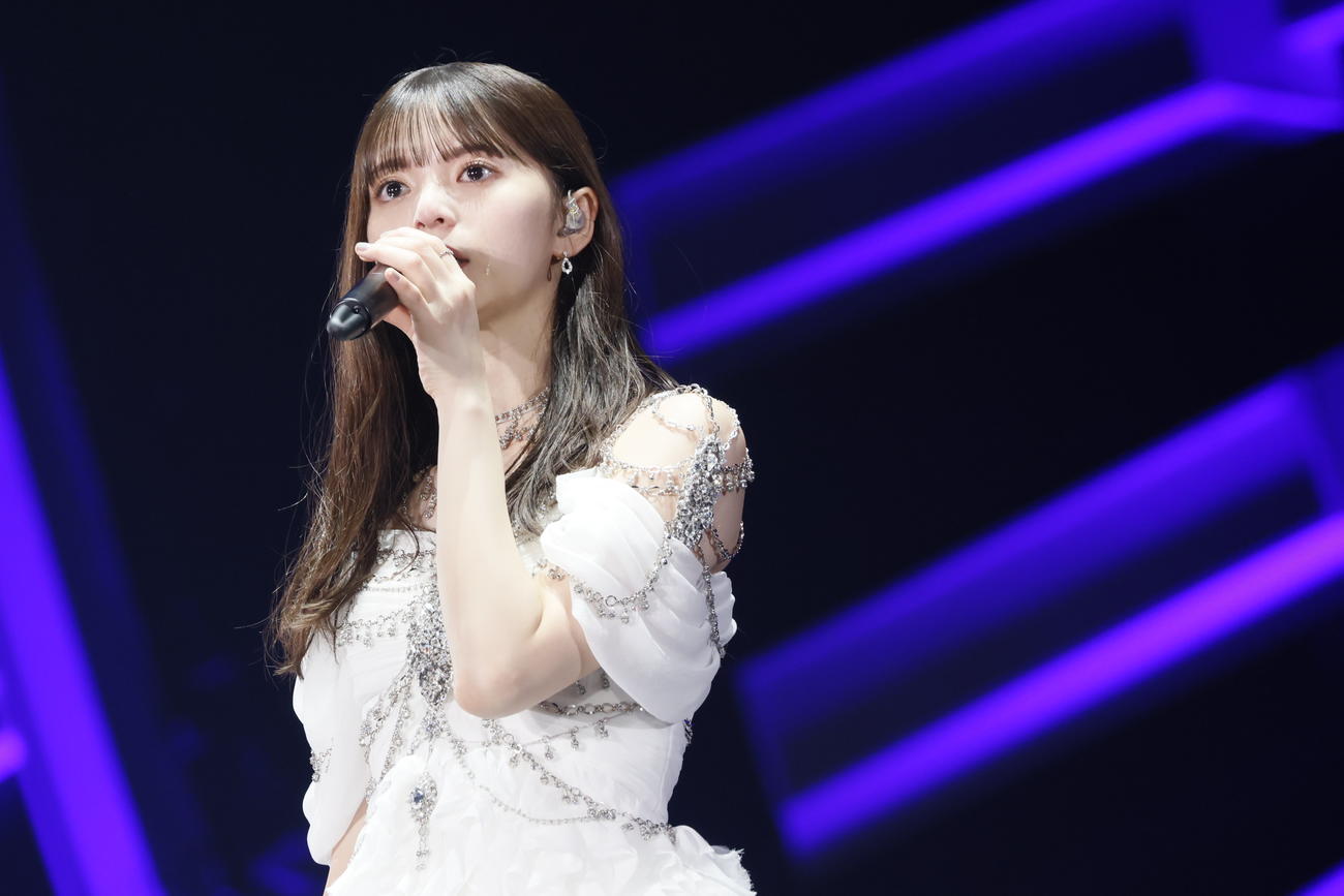 卒業コンサートで涙を流しながら歌う齋藤飛鳥