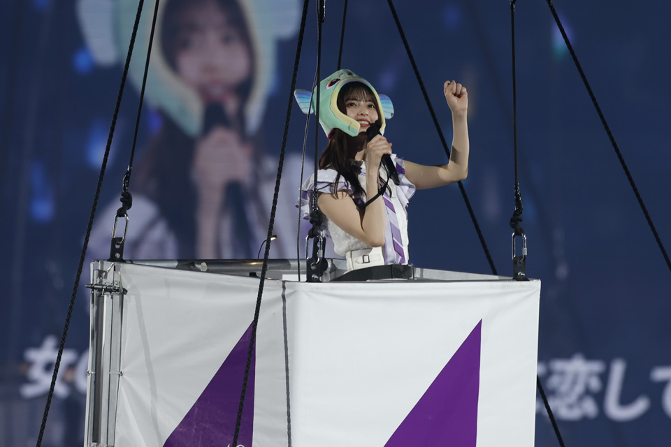 卒業コンサートで気球に乗って空中を移動する齋藤飛鳥