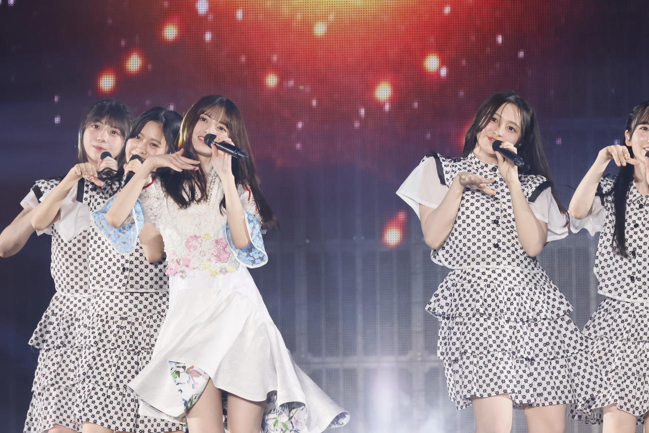 卒業コンサートで5期生とパフォーマンスした齋藤飛鳥（左から3人目）