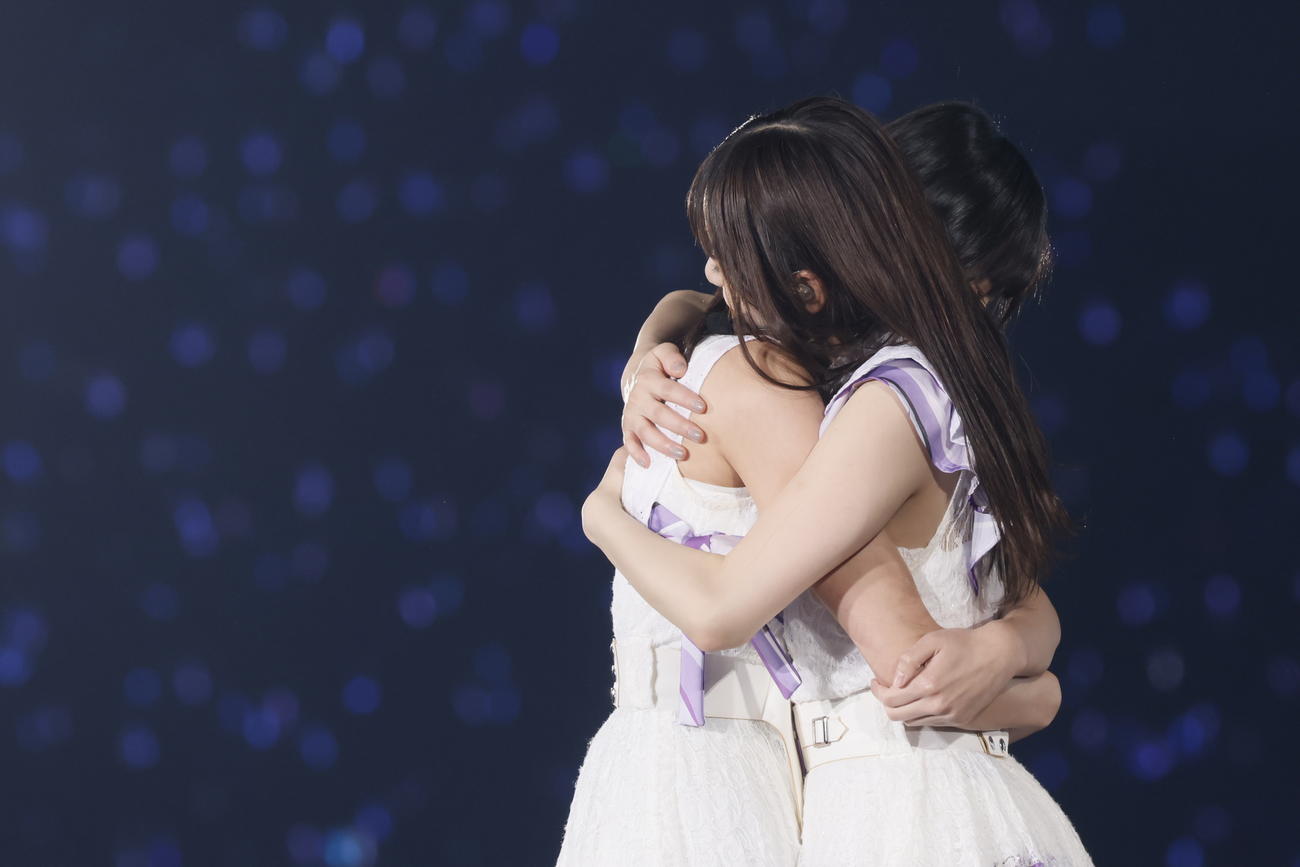 卒業コンサートで遠藤さくらと抱き合う齋藤飛鳥（右）