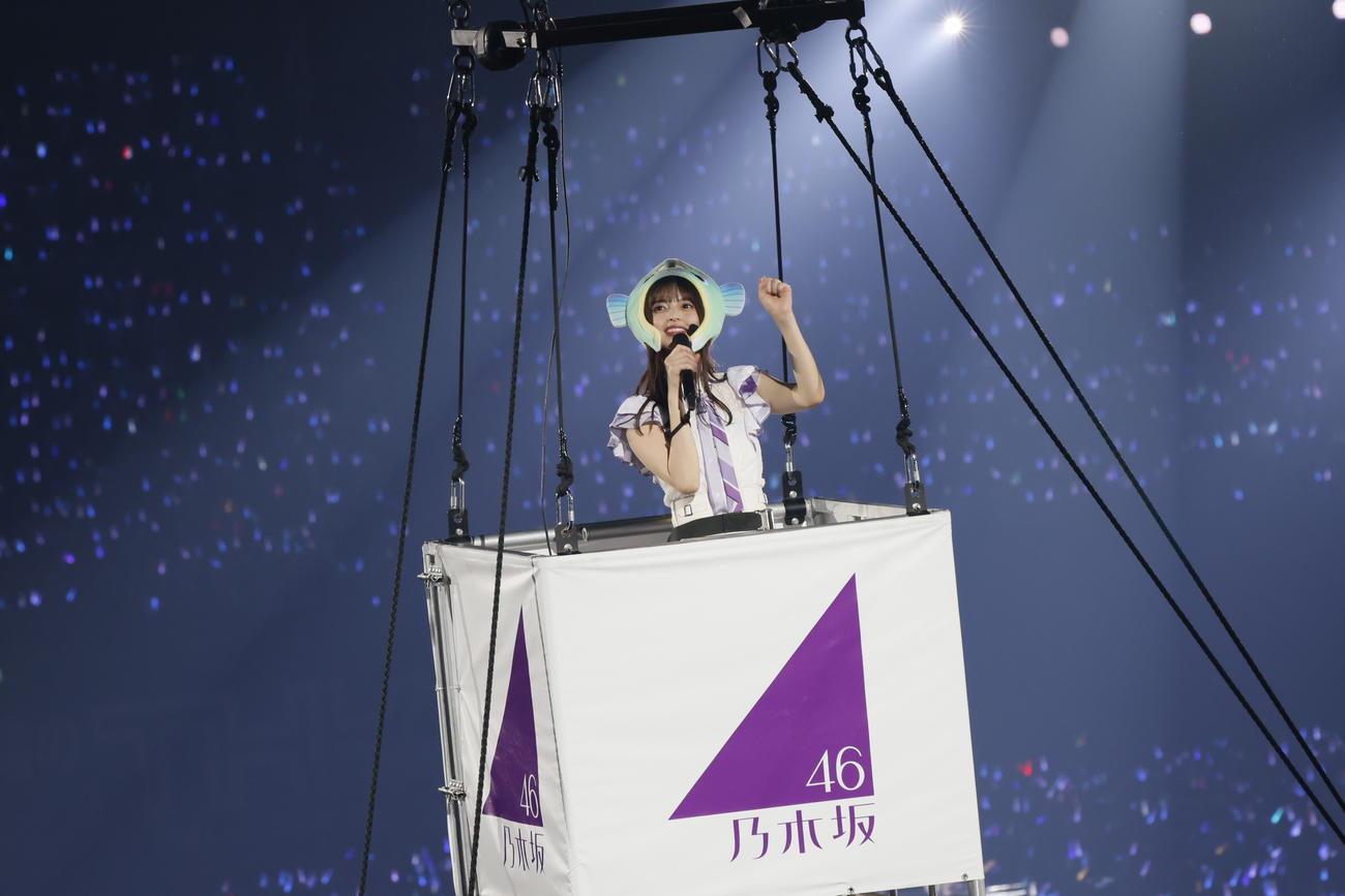 卒業コンサートで気球で空中を移動した齋藤飛鳥