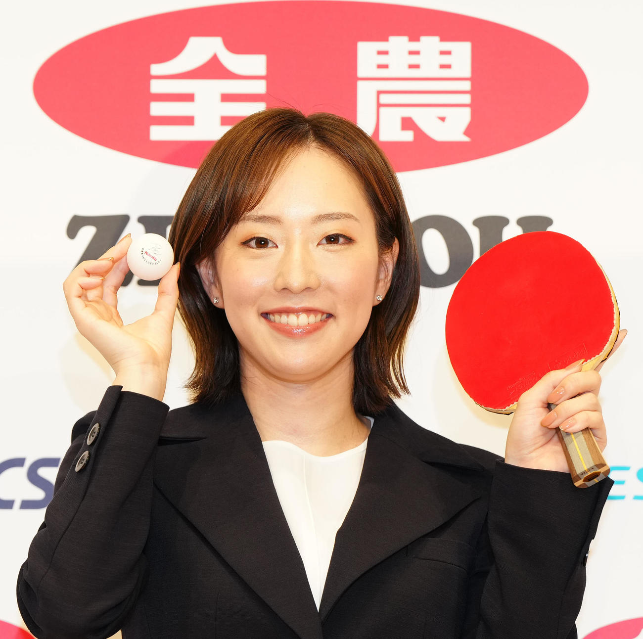 引退会見後、ラケットとボールを手にする石川さん（撮影・江口和貴）