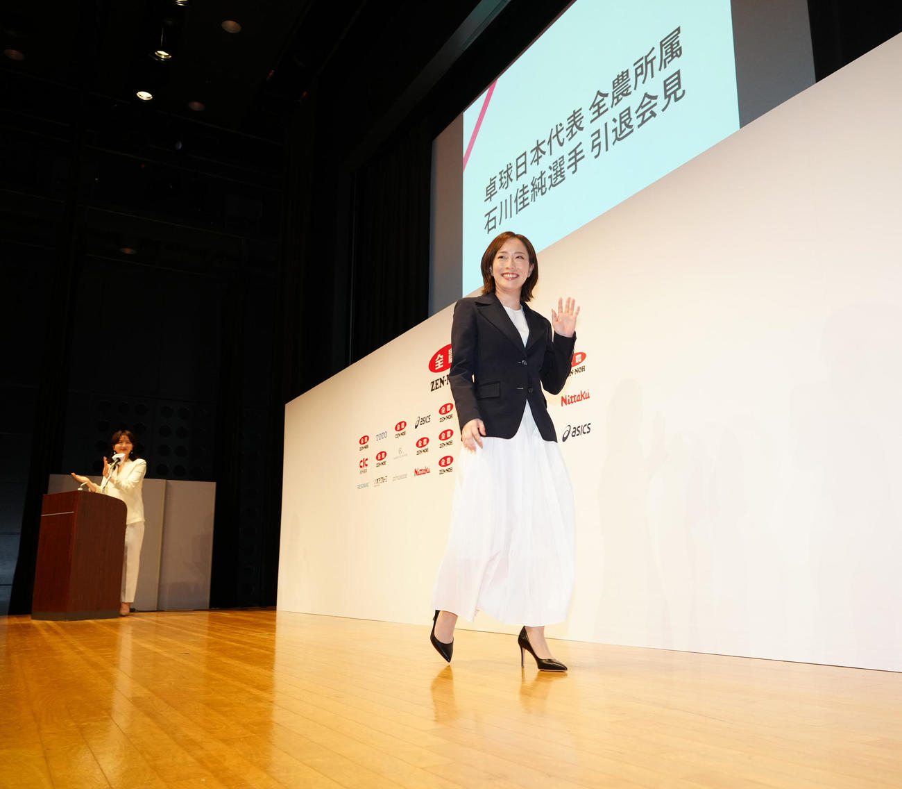 引退会見を終え、引き揚げる石川さん（撮影・江口和貴）