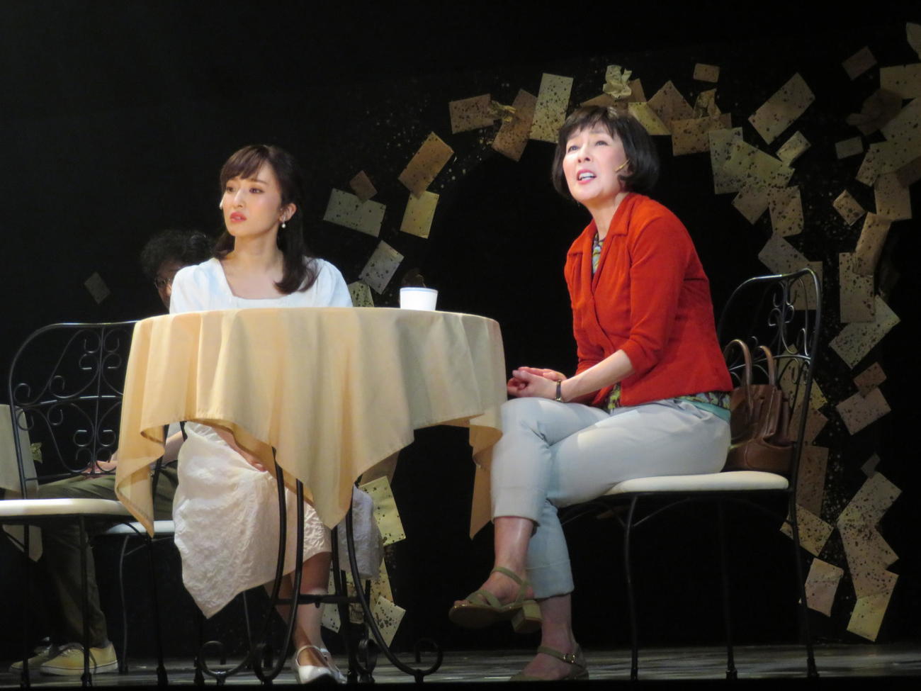 ミュージカル「ピエタ」の公開ゲネプロを行い、娘の友子役を演じた梅田彩佳（左）と母親役の高泉淳子