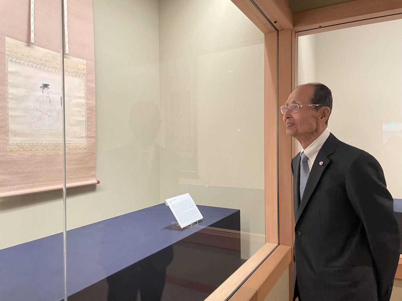 「法隆寺金堂焼損壁画保存活用支援茶会」に出席し、展示物を見るソフトバンクの王貞治球団会長兼特別チームアドバイザー