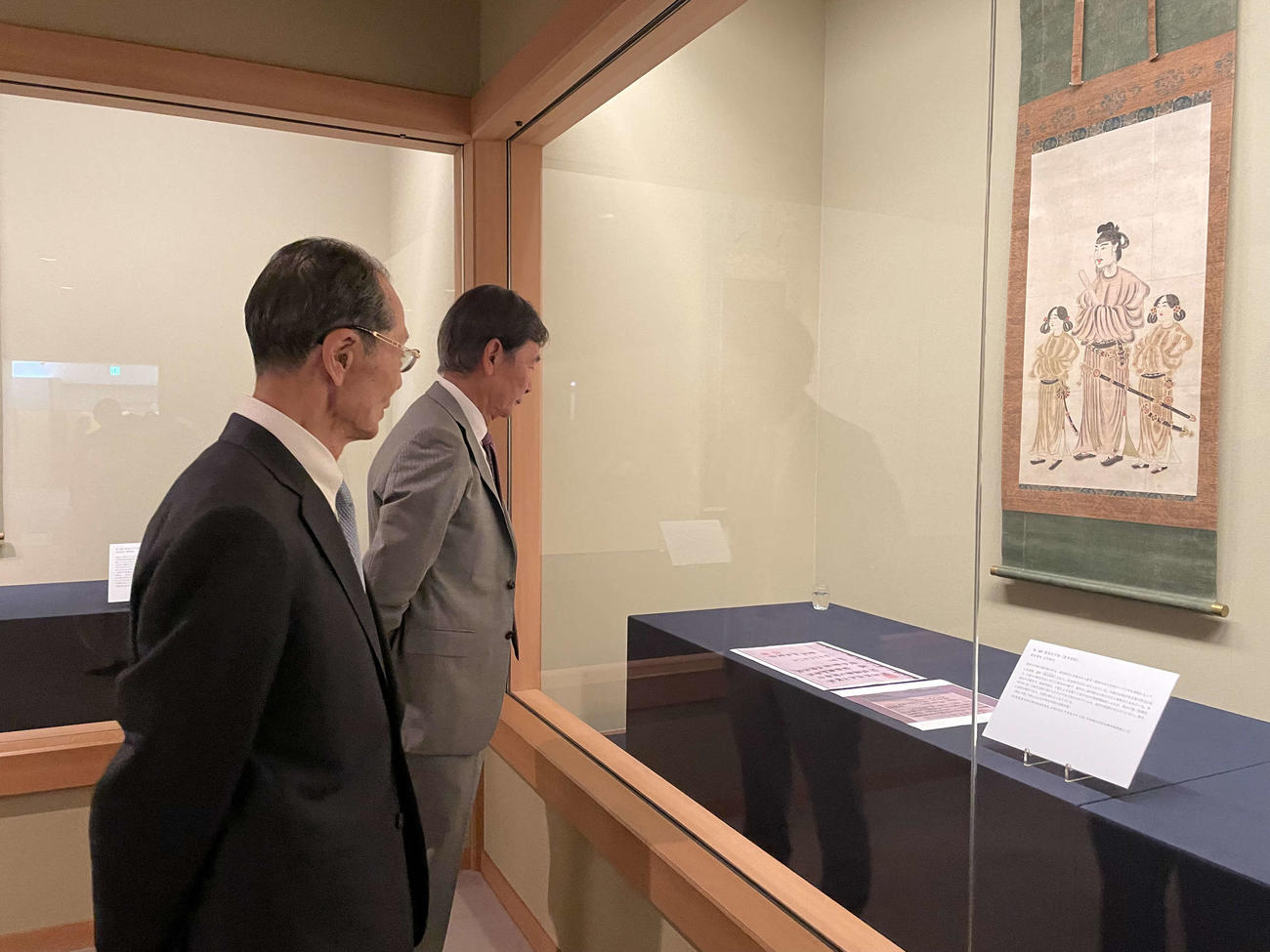 「法隆寺金堂焼損壁画保存活用支援茶会」に出席し、展示物を見るソフトバンクの王貞治球団会長兼特別チームアドバイザー（左）と文化庁の都倉俊一長官
