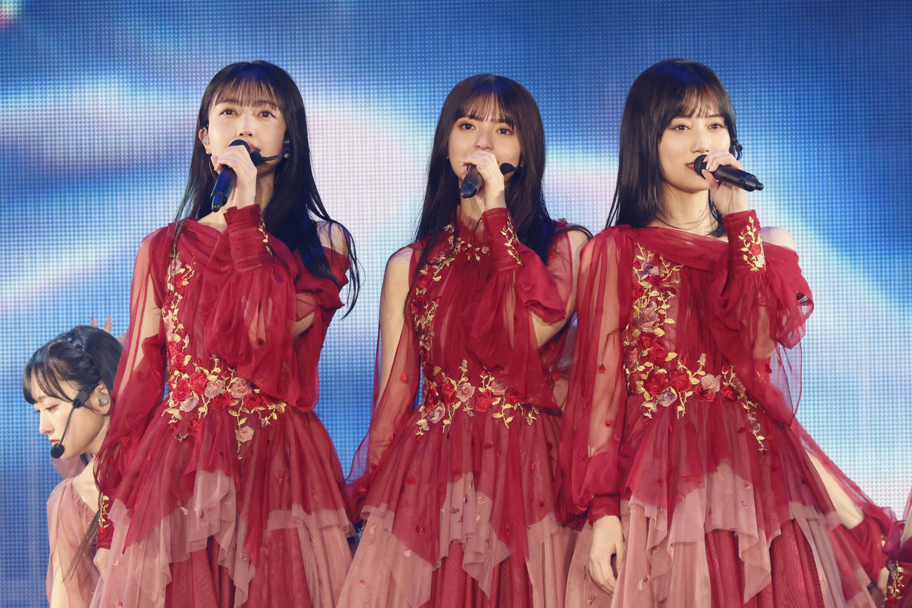 卒業コンサートでパフォーマンスする齋藤飛鳥（中央）。左は久保史緒里、右は山下美月