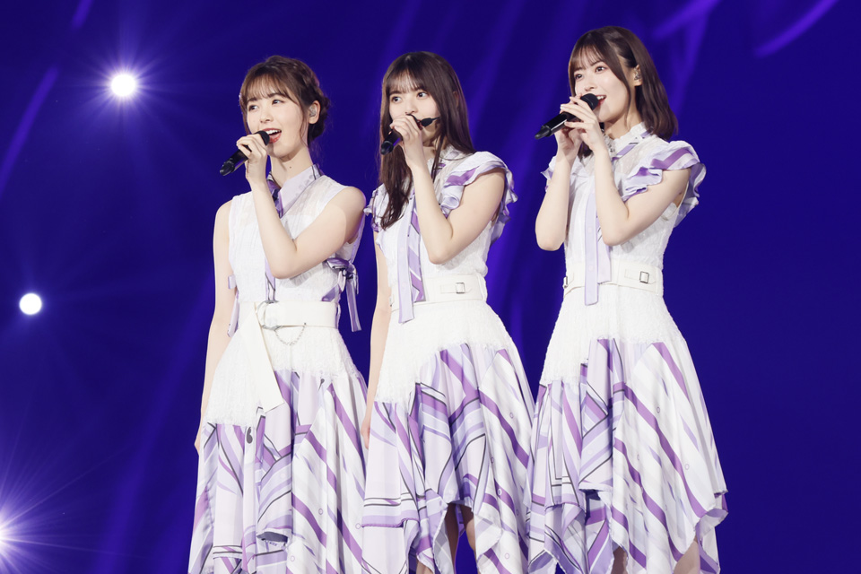 卒業コンサートでパフォーマンスをする齋藤飛鳥（中央）。左は筒井あやめ、右は岩本蓮加