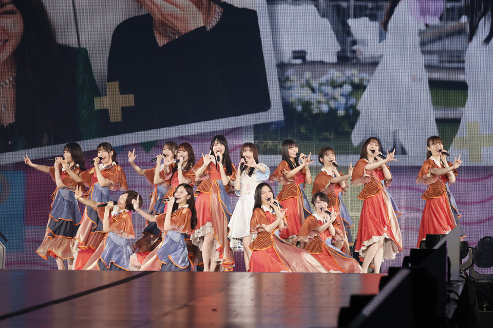 卒業コンサートで4期生とパフォーマンスした齋藤飛鳥（中央右）