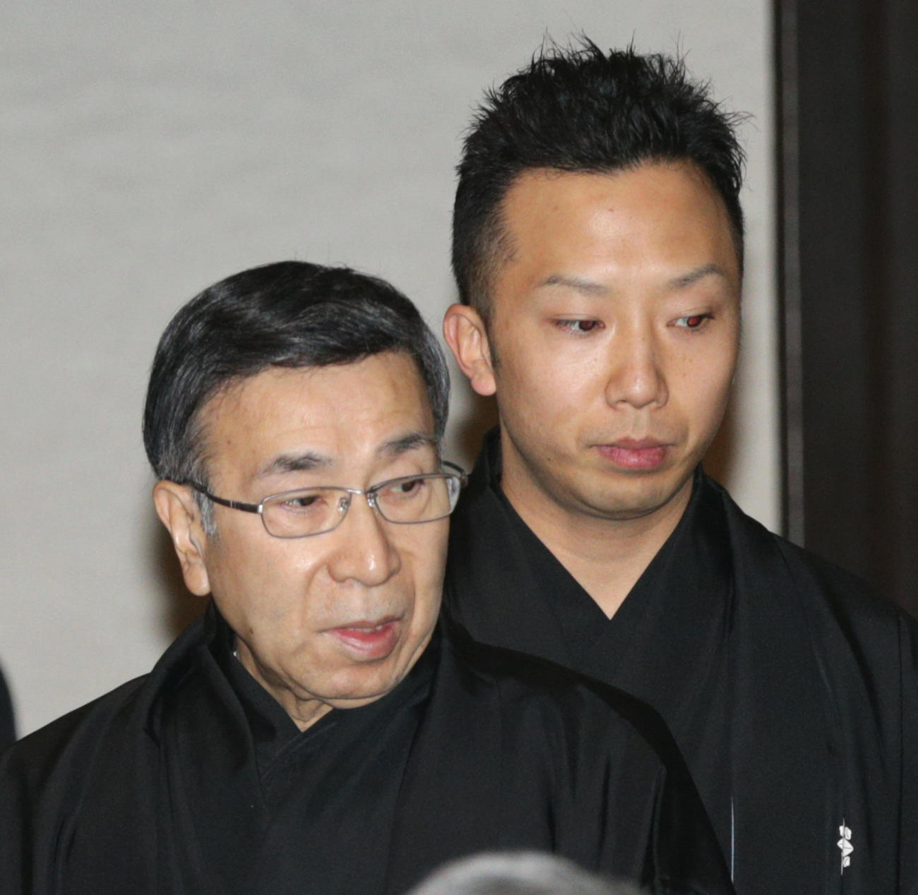 市川段四郎さん（左）と市川猿之助（2013年2月撮影）