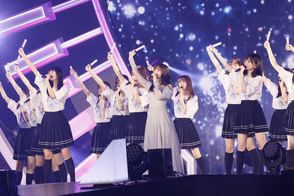 卒業コンサート初日公演でパフォーマンスする齋藤飛鳥（中央）