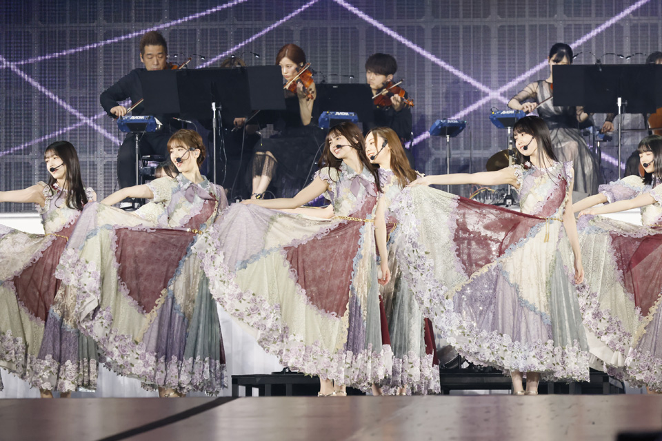 卒業コンサートでパフォーマンスする齋藤飛鳥（中央）