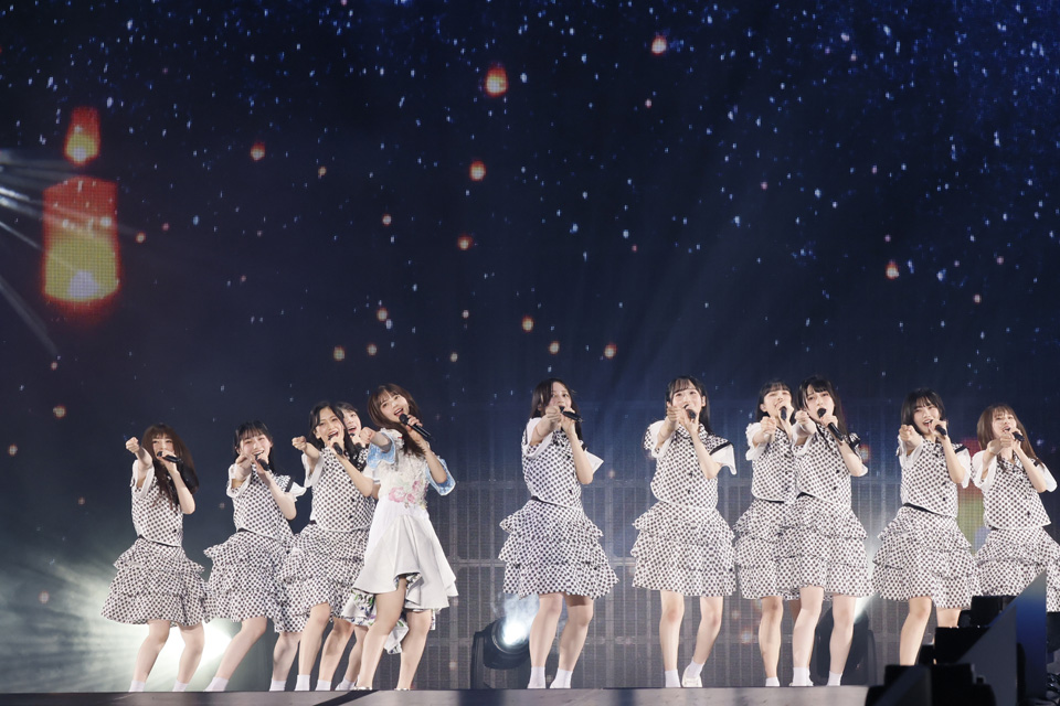 卒業コンサートで5期生とパフォーマンスした齋藤飛鳥（中央左）