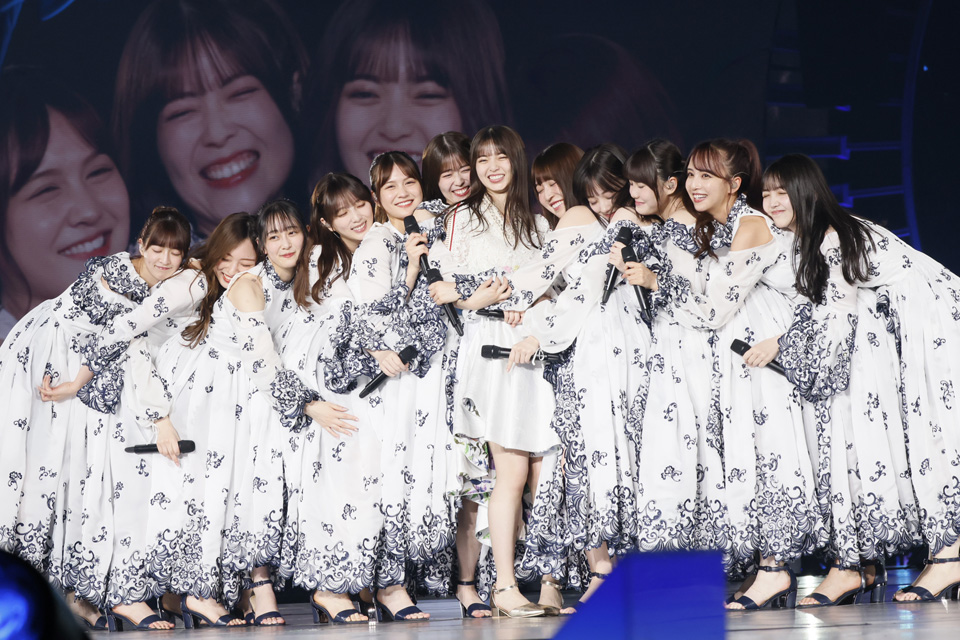 卒業コンサートで3期生とパフォーマンスした齋藤飛鳥（左から7人目）