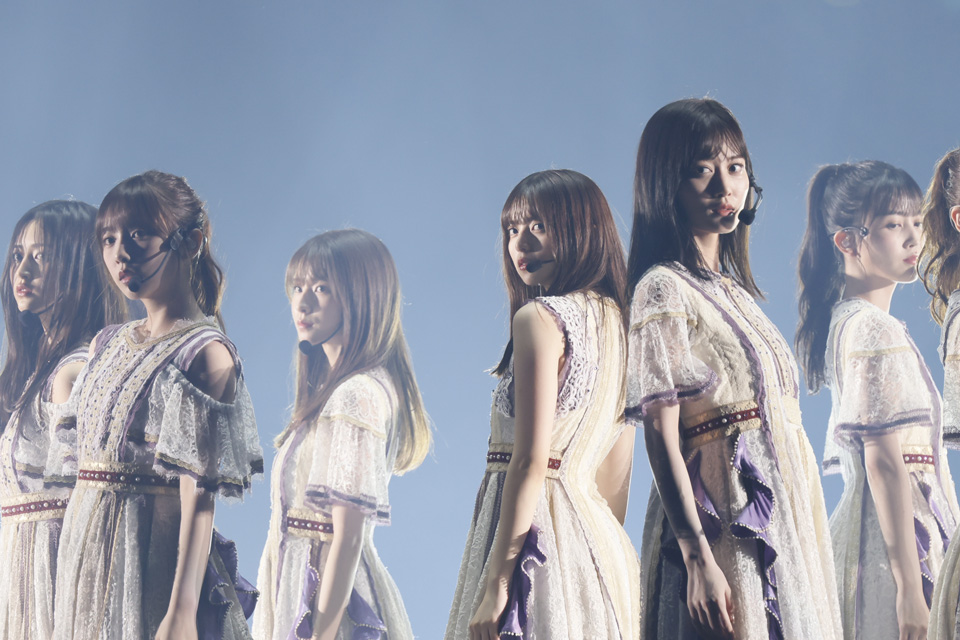 卒業コンサート初日公演でパフォーマンスする齋藤飛鳥（左から4人目）