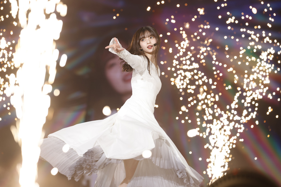 卒業コンサート初日公演でパフォーマンスする齋藤飛鳥