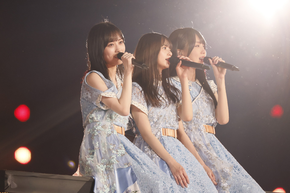 卒業コンサート初日公演でパフォーマンスする齋藤飛鳥。左は山下美月、右は賀喜遥香