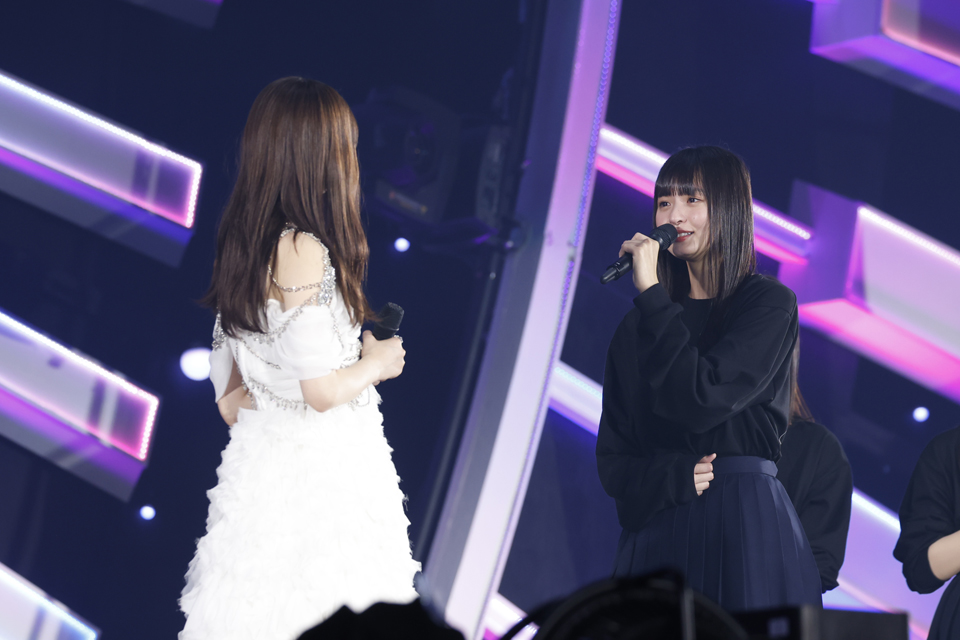 齋藤飛鳥の卒業コンサートで感謝を伝える乃木坂46遠藤さくら（右）