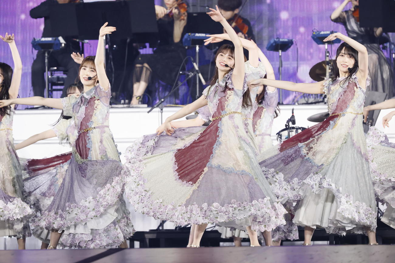 卒業コンサートでパフォーマンスする齋藤飛鳥。左は筒井あやめ、右は賀喜遥香