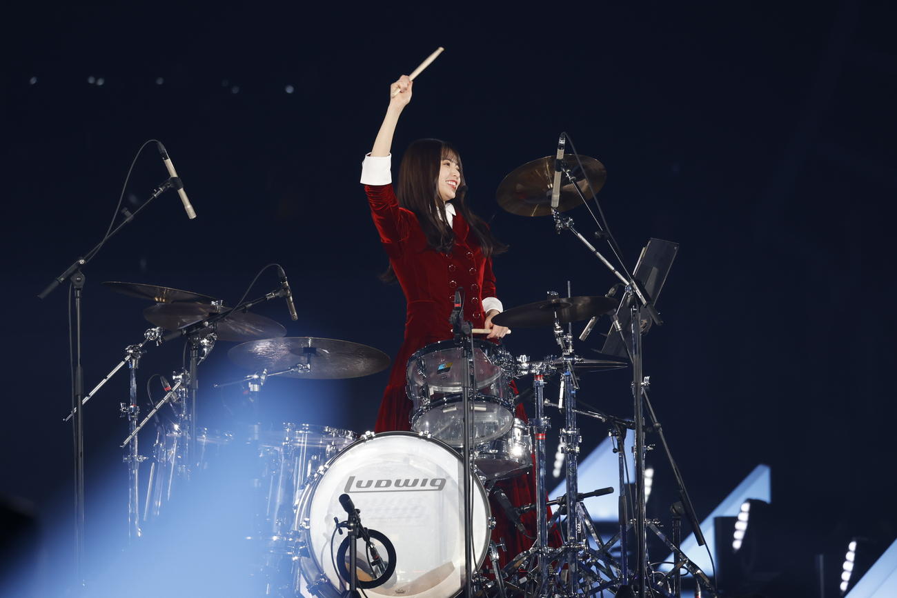 卒業コンサートでドラム演奏を披露する齋藤飛鳥