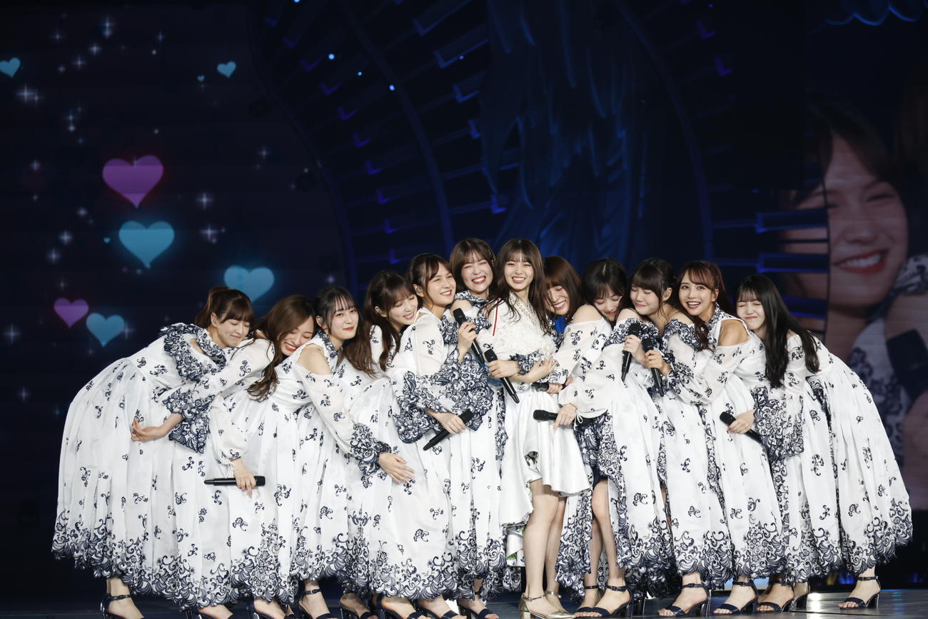 卒業コンサートで3期生とパフォーマンスした齋藤飛鳥（左から7人目）