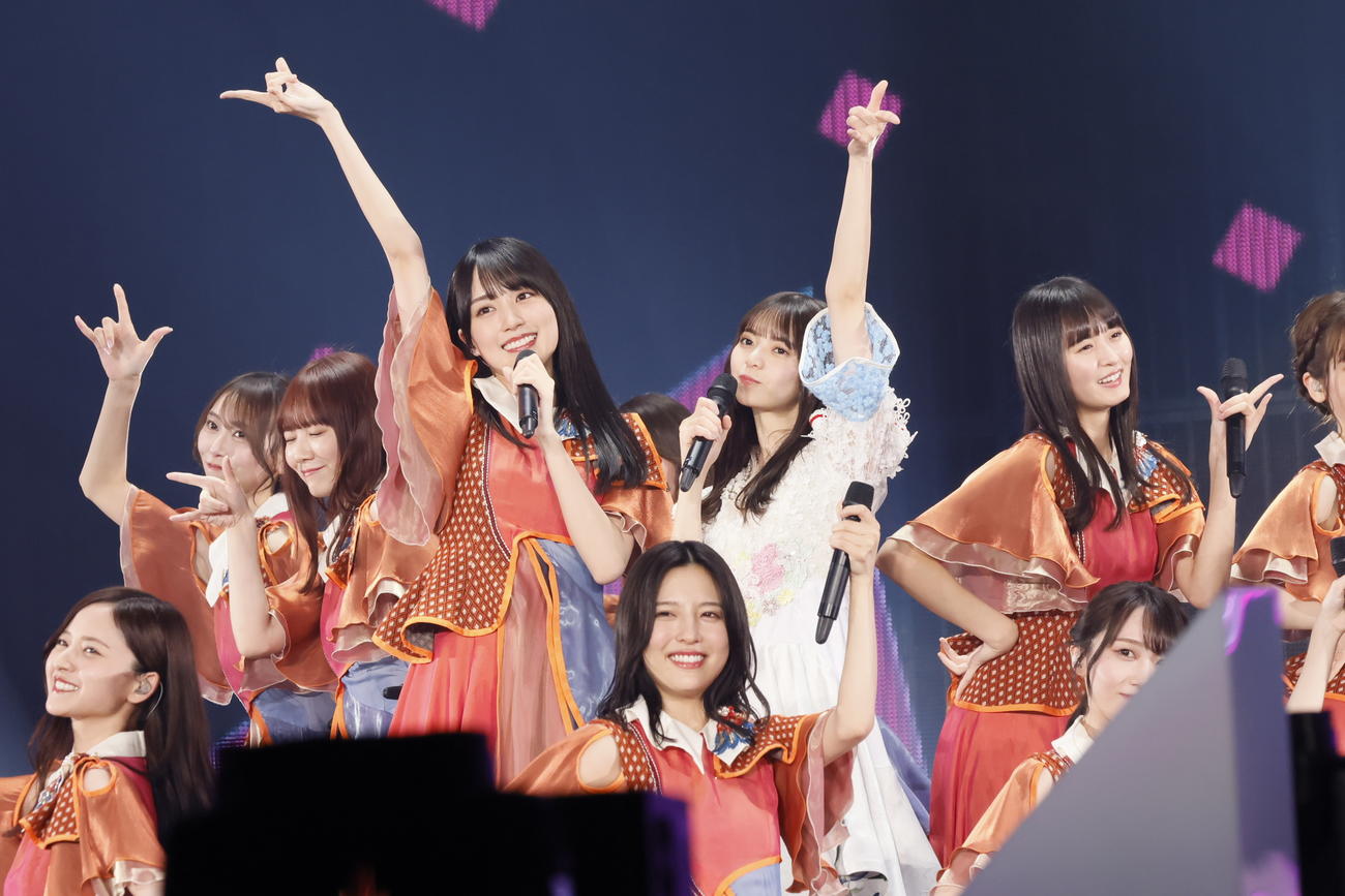 卒業コンサートで4期生とパフォーマンスした齋藤飛鳥（中央右）