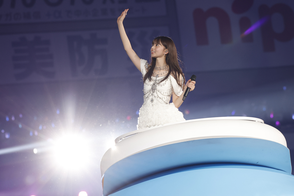 卒業コンサートでファンに手を振る齋藤飛鳥