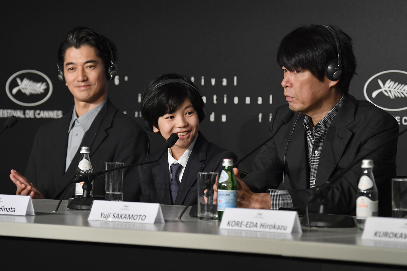 カンヌ映画祭で公式会見に臨む映画「怪物」の、左から永山瑛太、柊木陽太、坂元裕二氏