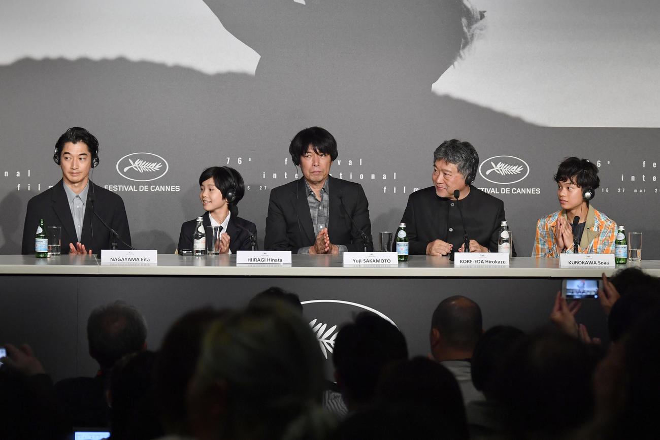 カンヌ映画祭で公式会見に臨む映画「怪物」の、左から永山瑛太、柊木陽太、坂元裕二氏、是枝裕和監督、黒川想矢