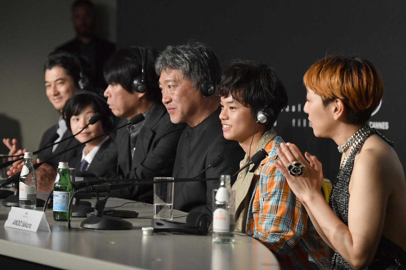 カンヌ映画祭で公式会見に臨む映画「怪物」の、左から永山瑛太、柊木陽太、坂元裕二氏、是枝裕和監督、黒川想矢、安藤サクラ