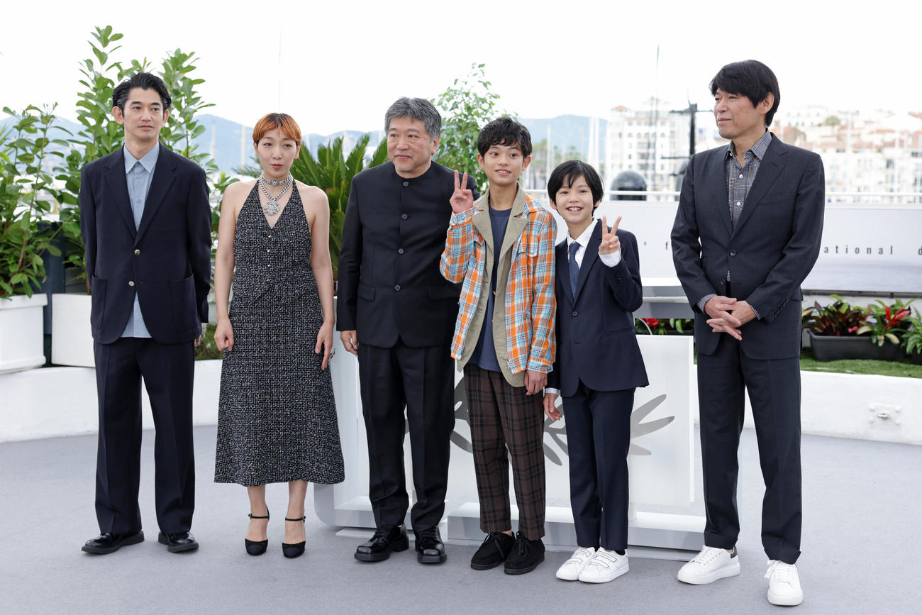 カンヌ映画祭フォトコールに参加した映画「怪物」の、左から永山瑛太、安藤サクラ、是枝裕和監督、黒川想矢、柊木陽太、坂元裕二氏