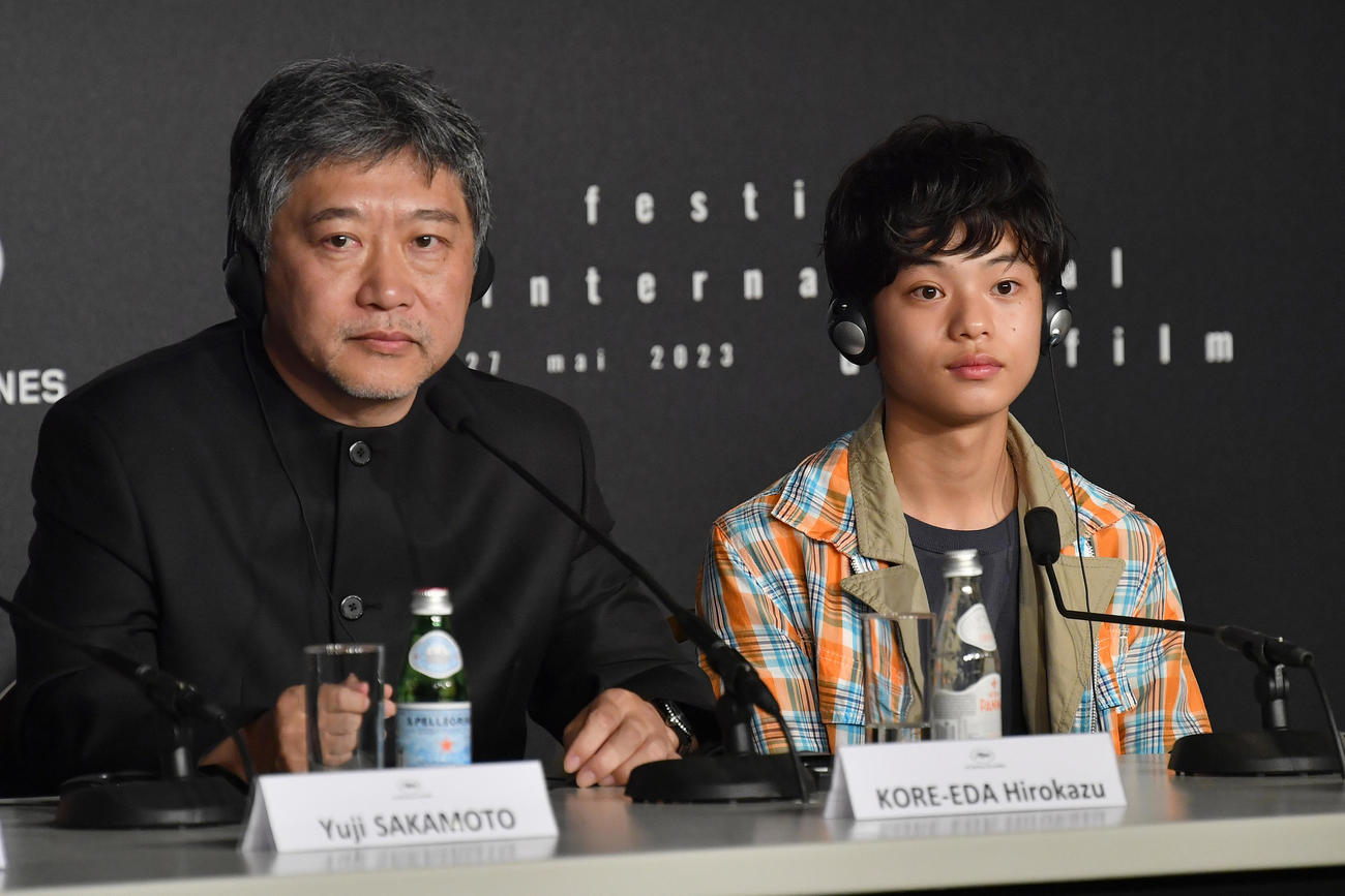 カンヌ映画祭で公式会見に臨む映画「怪物」の枝裕和監督（左）と黒川想矢