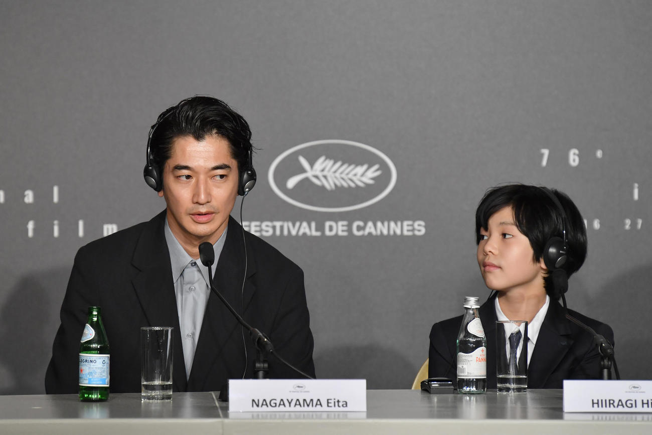 カンヌ映画祭で公式会見に臨む映画「怪物」の永山瑛太（左）と柊木陽太