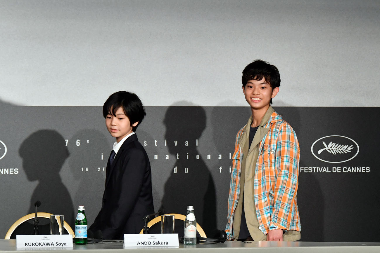 カンヌ映画祭で公式会見に臨む映画「怪物」の柊木陽太（左）と黒川想矢