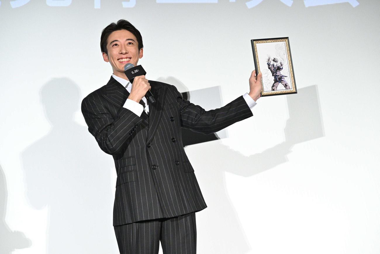 主演映画「岸辺露伴　ルーヴルへ行く」先行上映会で、原作者の荒木飛呂彦氏が描き下ろした複製原画を贈られ、笑顔の高橋一生