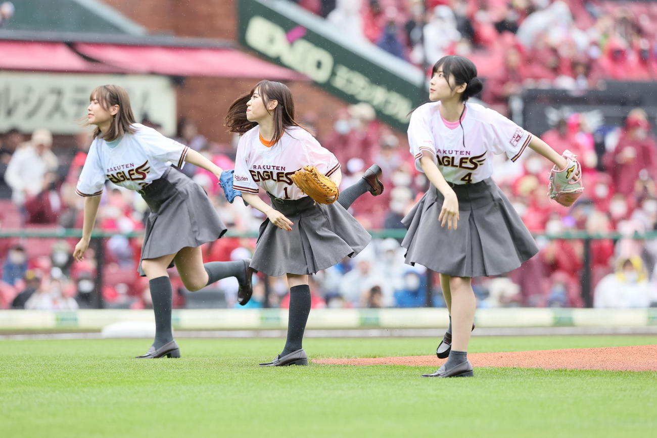 22年5月22日、楽天対オリックス　人気アニメ「ラブライブ！スーパースター！！」とのコラボ試合が開催され、セレモニアルピッチに登場し、3人同時に投球した「Liella！」（リエラ）の左から、Liyuu、伊達さゆり、岬なこ
