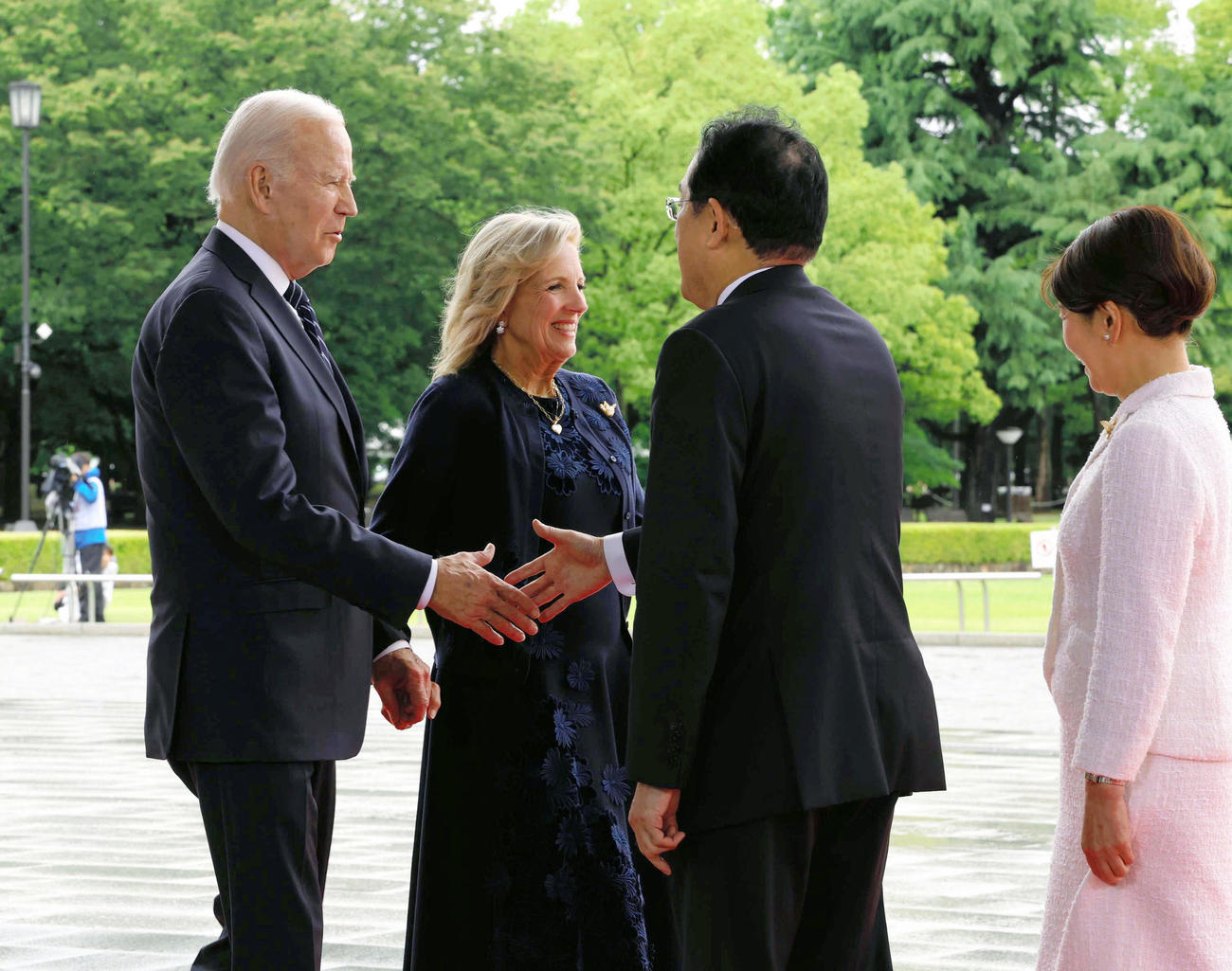 バイデン米大統領夫妻（左）を出迎える岸田首相夫妻（共同・代表撮影）