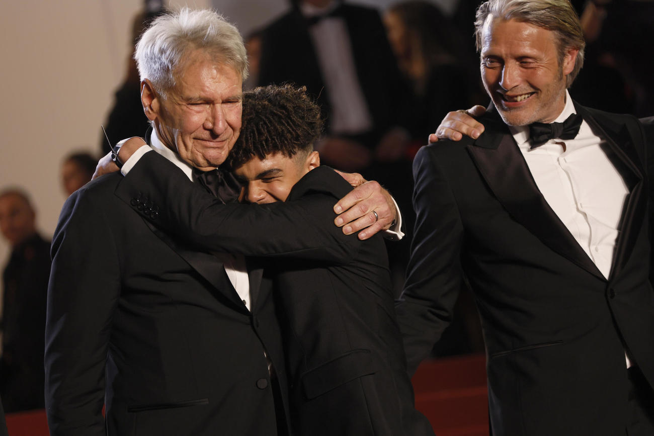 映画「インディ・ジョーンズと運命のダイヤル」でレッドカーペットに登場したハリソン・フォード（左）（AP）