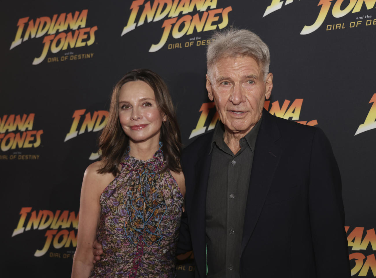 カメラマンの要求に応えポーズをとるハリソン・フォード（右）と妻のキャリスタ･フロックハート（AP）