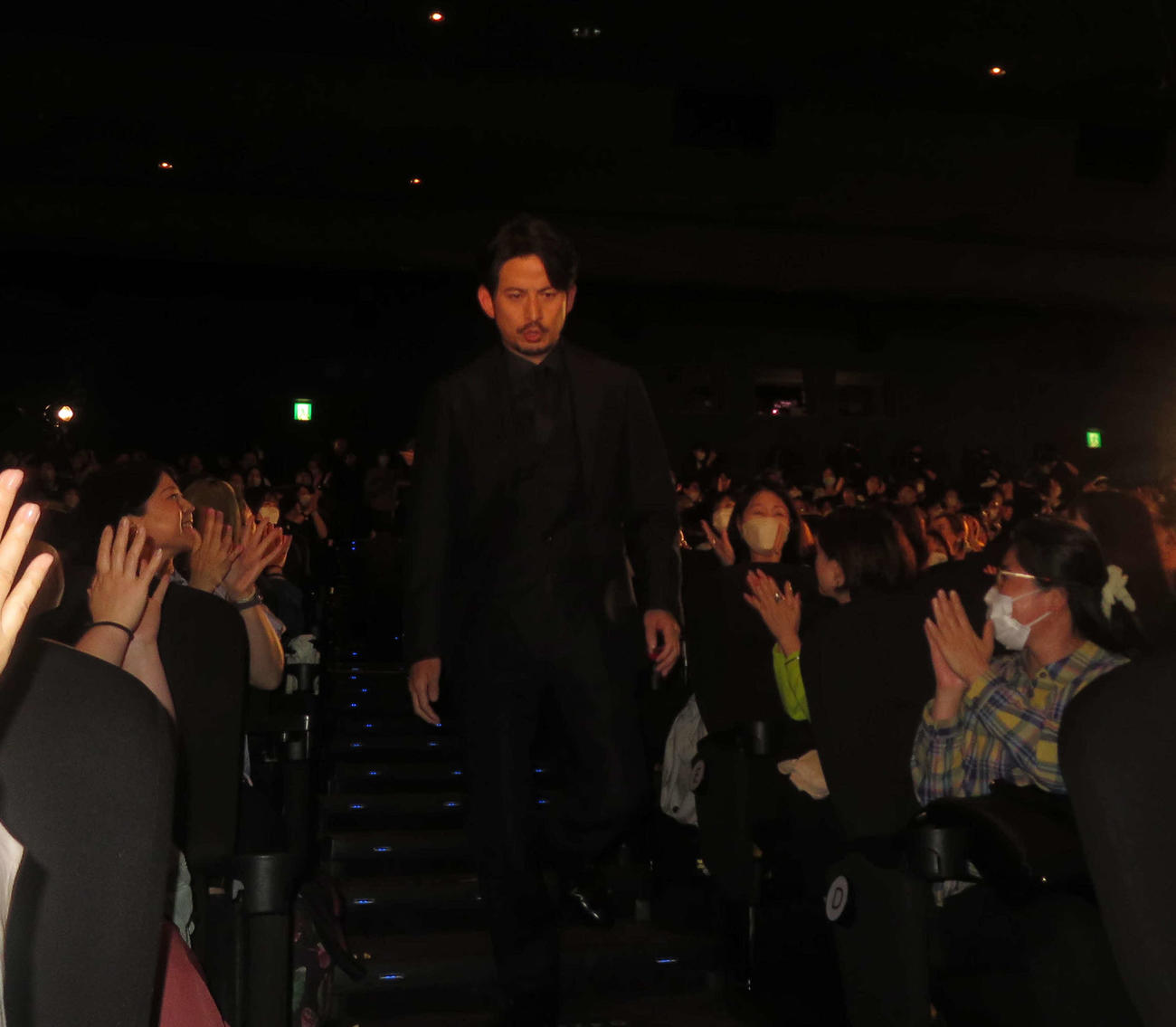主演映画「最後まで行く」の公開記念舞台あいさつに出席した岡田准一（撮影・横山慧）
