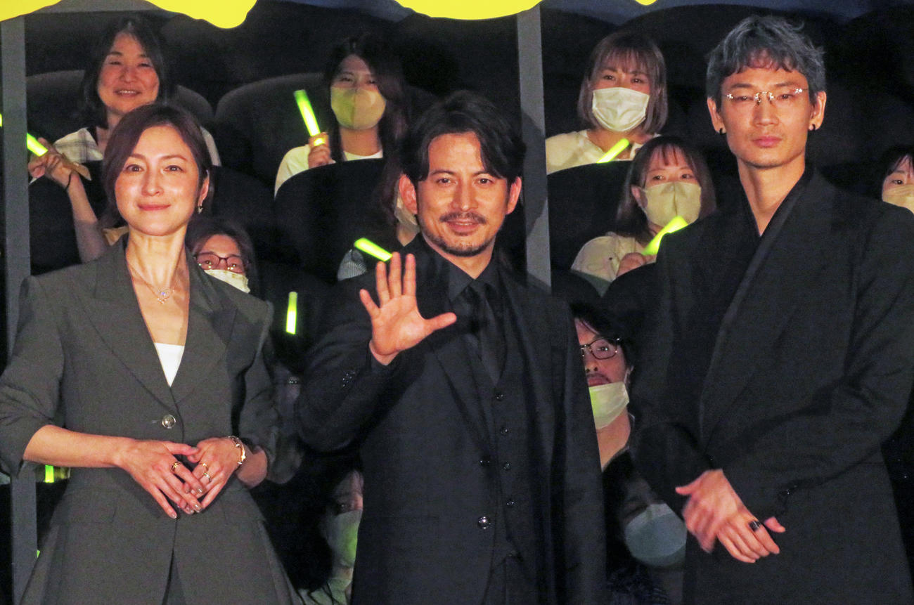 主演映画「最後まで行く」の公開記念舞台あいさつに出席した岡田准一（中央）。左は広末涼子、右は綾野剛（撮影・横山慧）