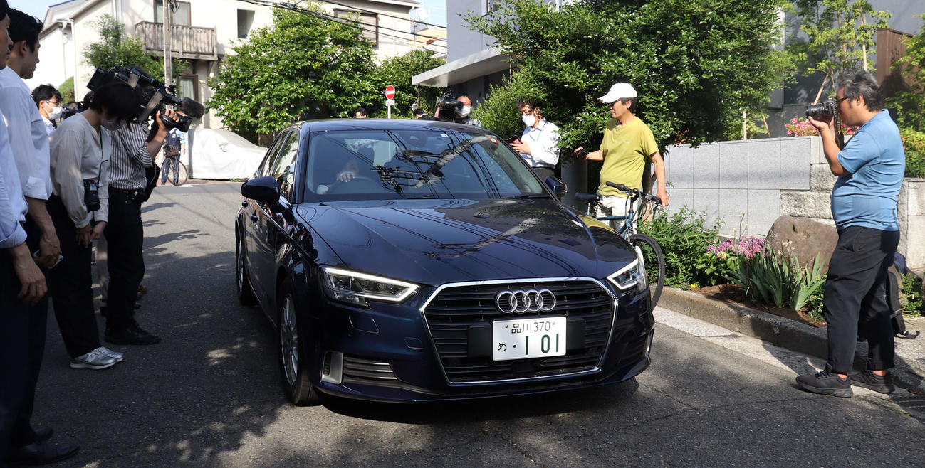 市川猿之助さんの自宅付近をあとにする松竹関係者たちを乗せた車（2023年5月撮影）