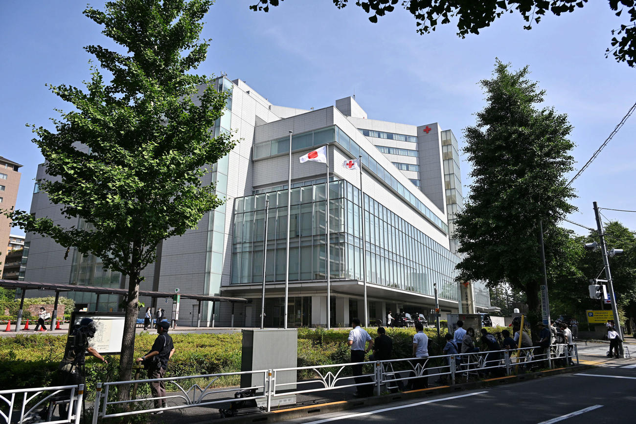 市川猿之助が入院していると思われる病院に集まった報道陣（2023年5月撮影）