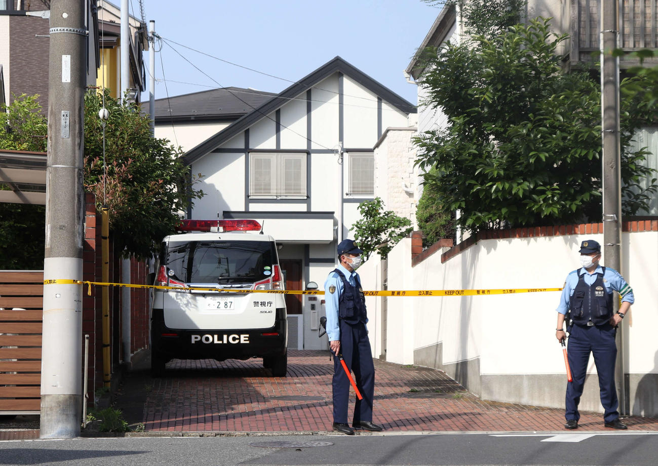 警察による規制線が張られた市川猿之助さんの自宅付近（2023年5月撮影）