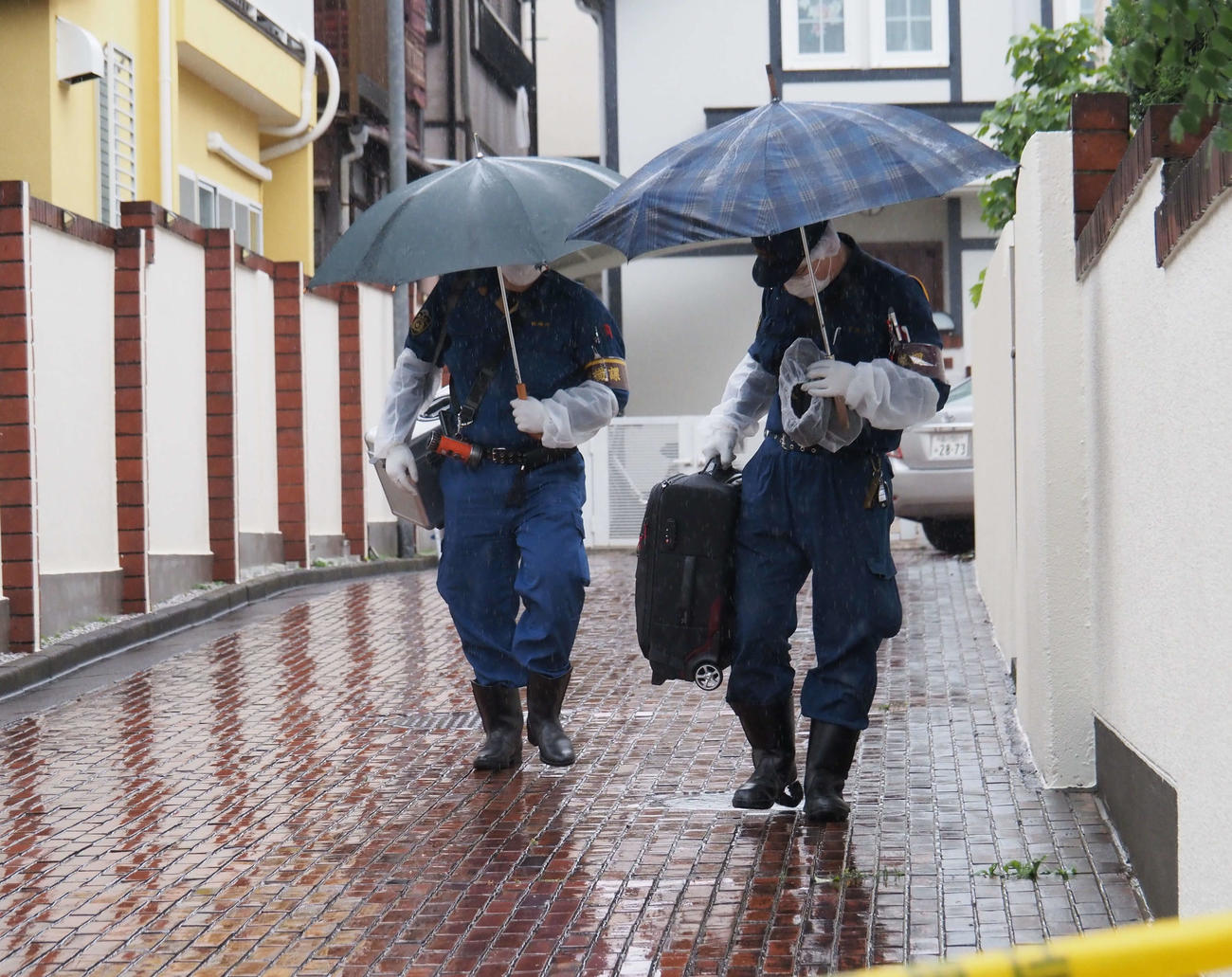 現場検証後、猿之助の自宅を出る警視庁職員