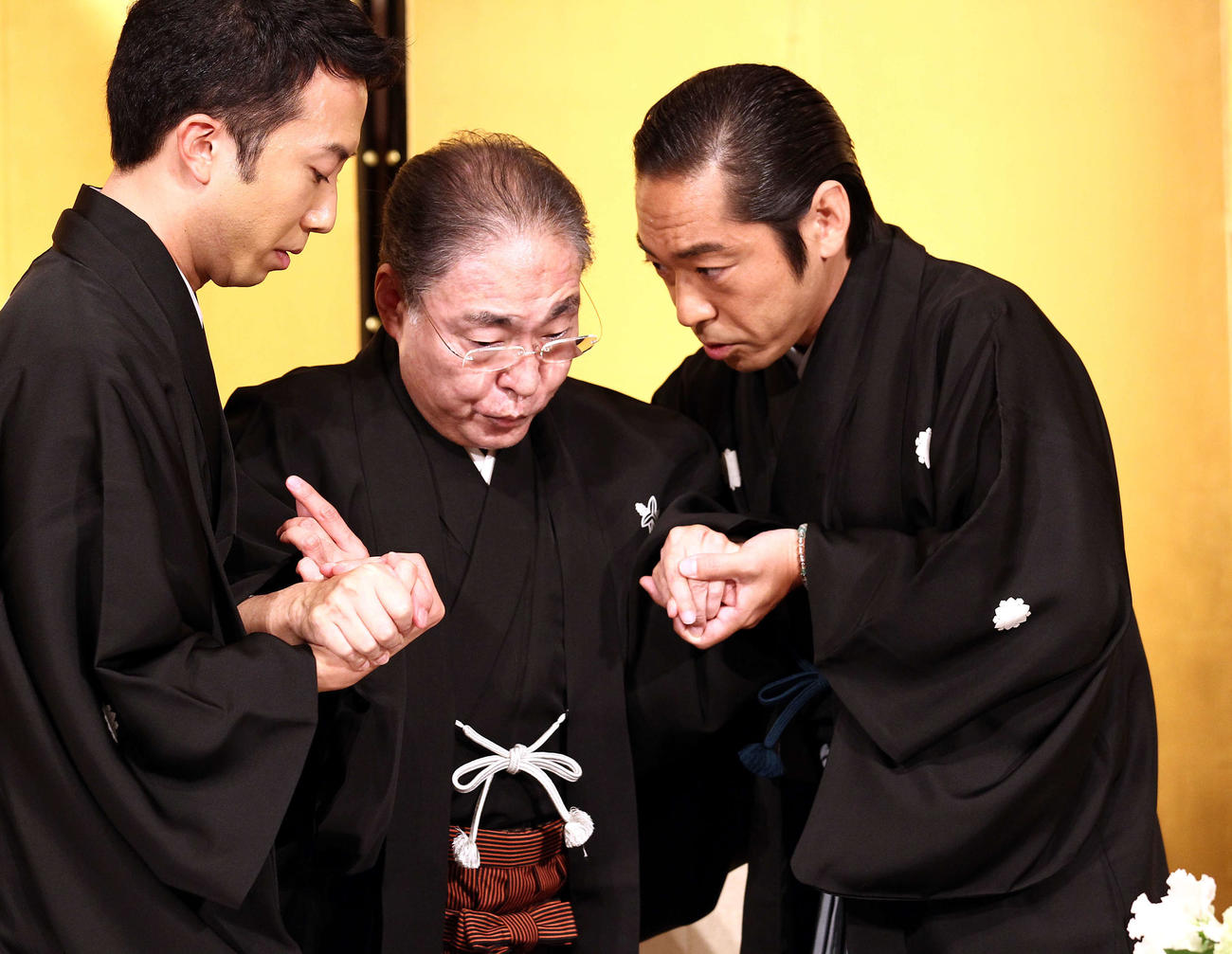 香川照之（右）と市川亀治郎（左）に手を取られて登壇する市川猿之助（2011年9月撮影）