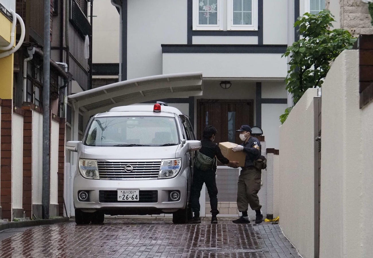 市川猿之助の自宅からダンボールを運び出す警視庁職員