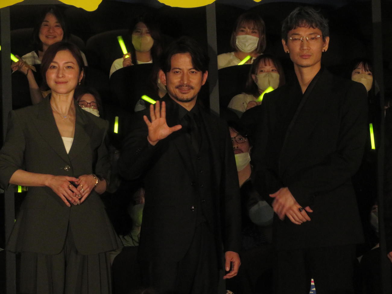 主演映画「最後まで行く」の公開記念舞台あいさつに出席した岡田准一（中央）。左は広末涼子、右は綾野剛（撮影・横山慧）