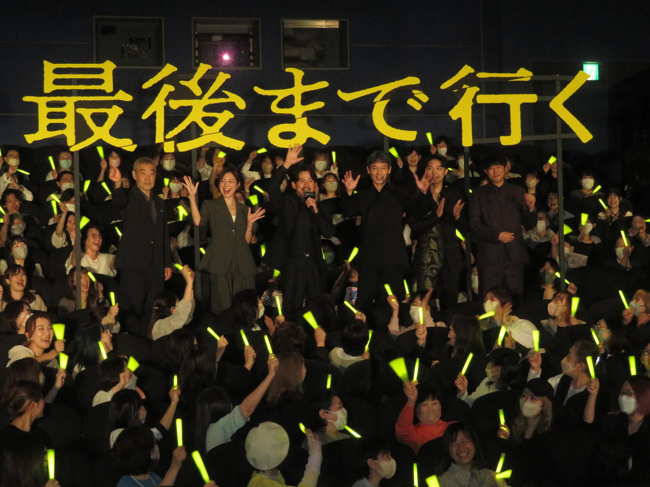 映画「最後まで行く」の公開記念舞台あいさつに出席した（左から）柄本明、広末涼子、岡田准一、綾野剛、磯村勇斗、藤井道人監督（撮影・横山慧）